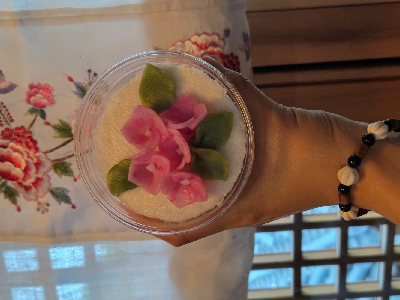 왼쪽 슨으로 들고 있는 꽃설기 실물 결과물 사진