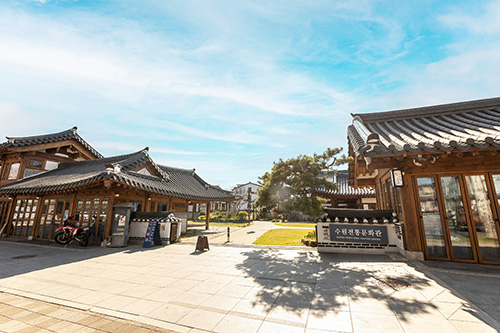 예식공간 바깥 – 수원전통문화관 잔디마당 전경2