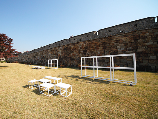 2016 수원유람 스토리텔링 이동식 전시 돌의 생활 관련 조형물 사진입니다.