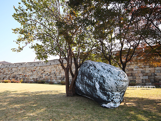 2016 수원유람 스토리텔링 이동식 전시 돌의 생활 관련 조형물 사진입니다.