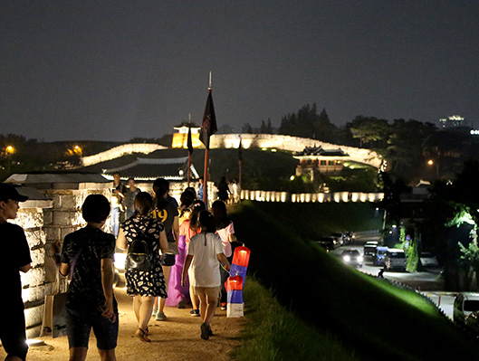 성곽길을 걷는 참가자들