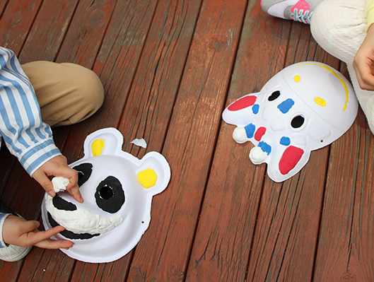 숲 속 작은 무대, 나도 예술가 가면 만드는 모습