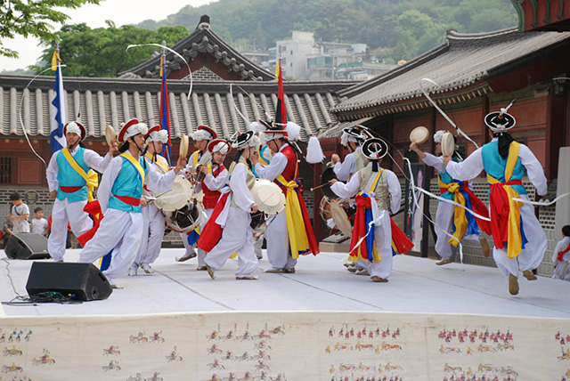 토요상설공연 중 무동놀이 장면