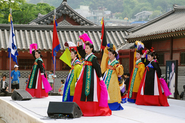 토요상설공연 중 궁중무용 모습
