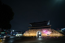 조명이 비춰진 수원 화성의 야간 전경