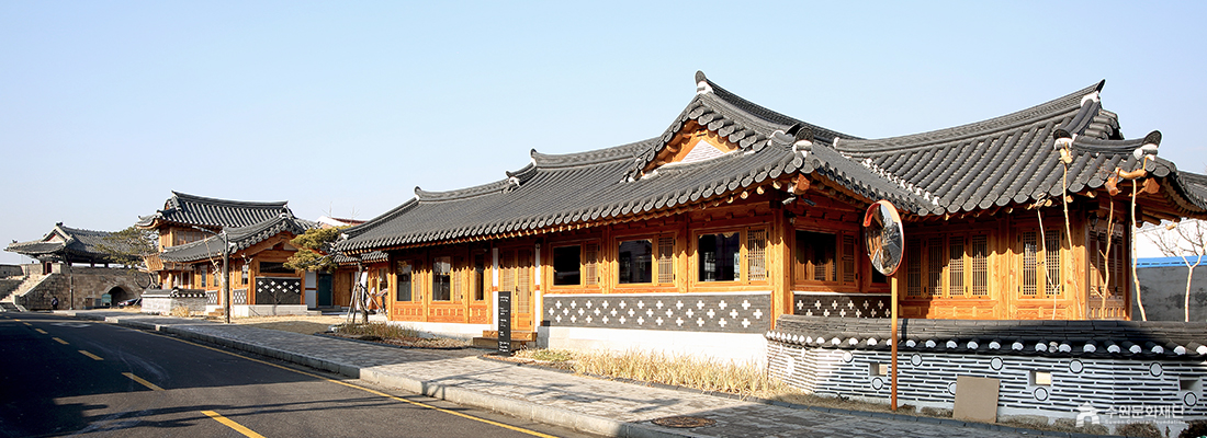 화서문로에서 바라본 화서사랑채 외부 모습입니다.