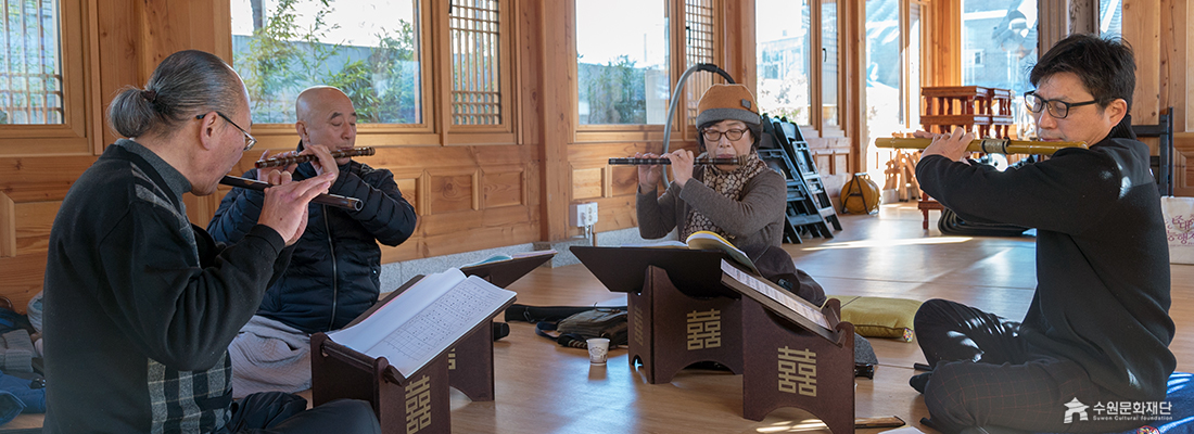 화서사랑채에서 전통악기를 배우고 있는 수강생의 모습입니다.