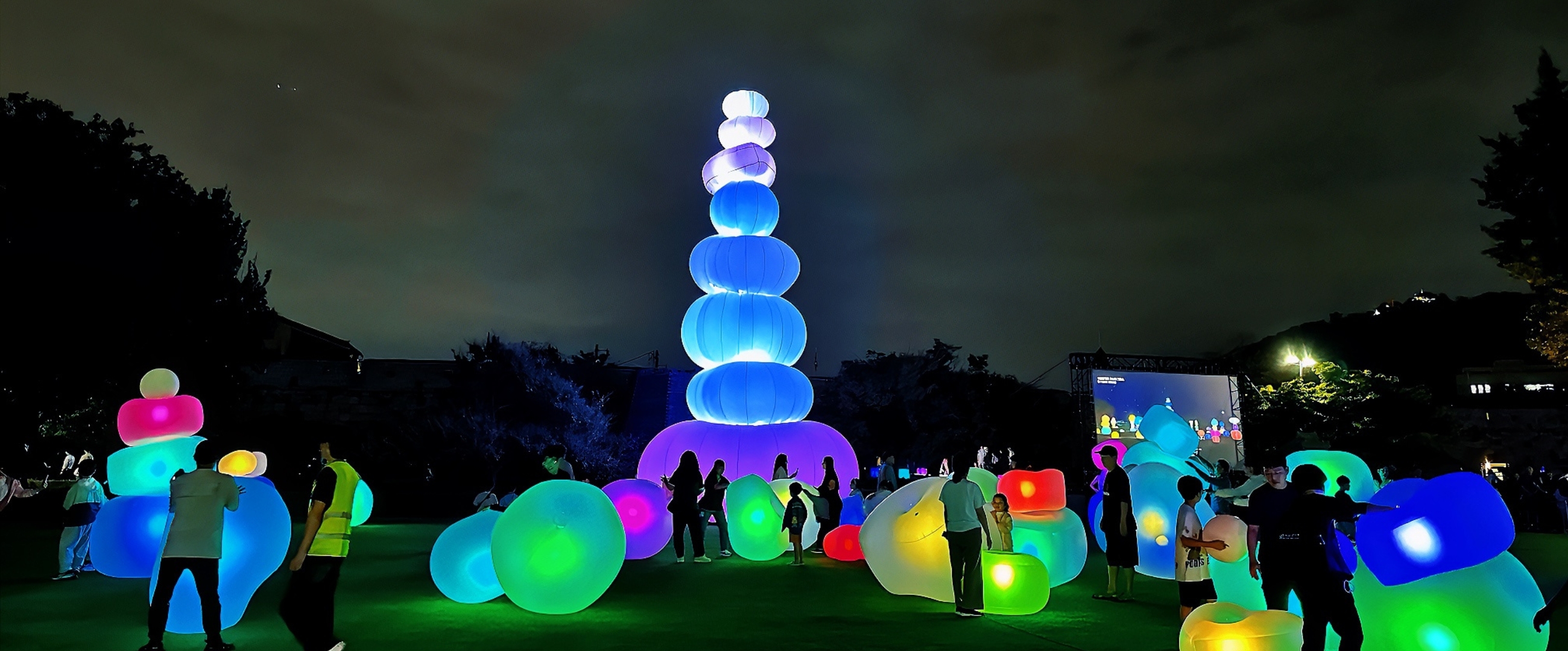 수원 화성 성곽을 스크린 삼아 펼쳐지는 화려한 미디어 아트 쇼. 다채로운 색의 조명과 패턴이 성벽을 가득 채우고 있다.